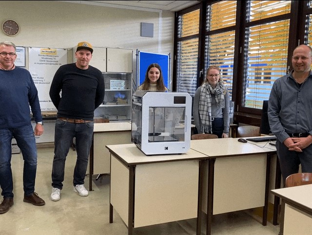 Spaß an der Technik vermitteln – Fa. OKM3D unterstütz Hans-Edelmann-Mittelschule mit 3D-Drucker